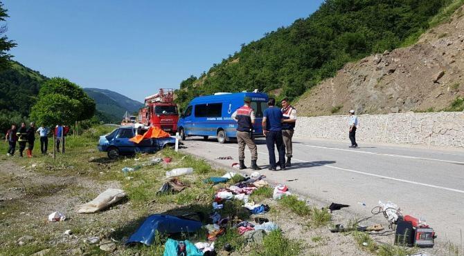 Memlekete dönüş yolunda kaza 1 ölü 2 yaralı Sözcü