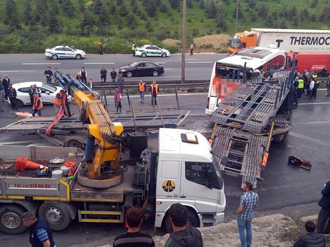 İzmit te TEM yolunda zincirleme kaza Ankara yönü 1 5 saat sonra