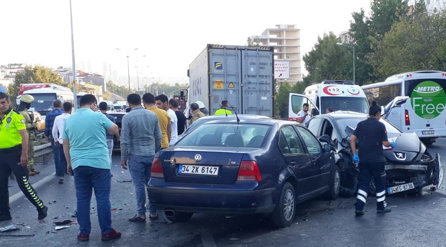 Avcılar TEM bağlantı yolunda büyük kaza Yol kilit Sözcü