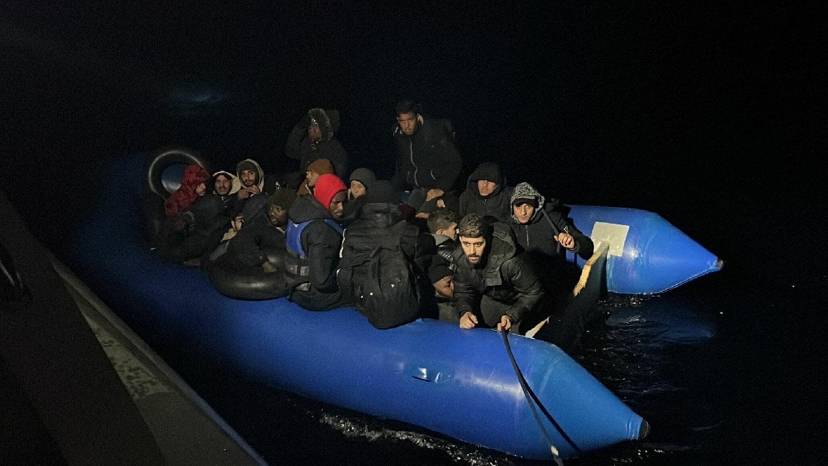 Muğla da Yunan unsurlarının ittiği 33 kaçak göçmen kurtarıldı Sözcü