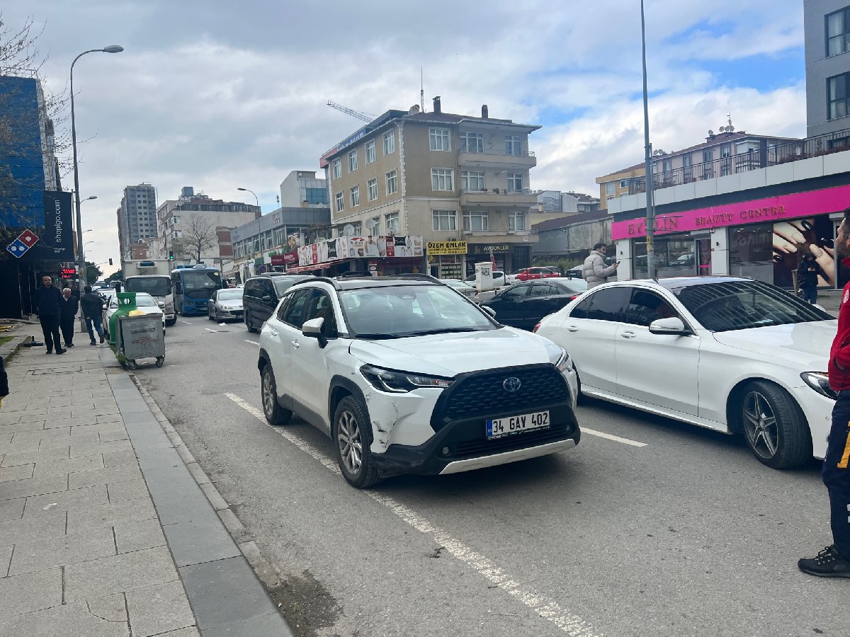 Stanbul Da Otomobil Iki Araca Arpt Si Ocuk Yaral S Zc