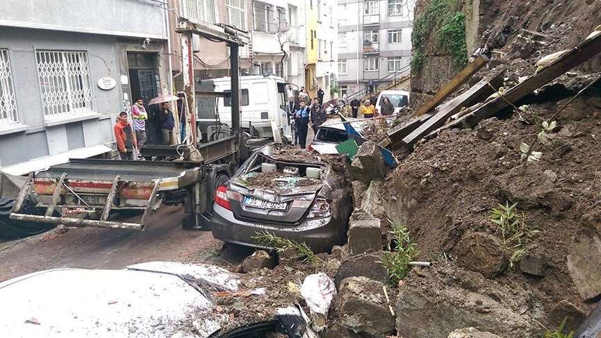 Cihangir'de istinat duvarı çöktü 3 araç göçük altında kaldı