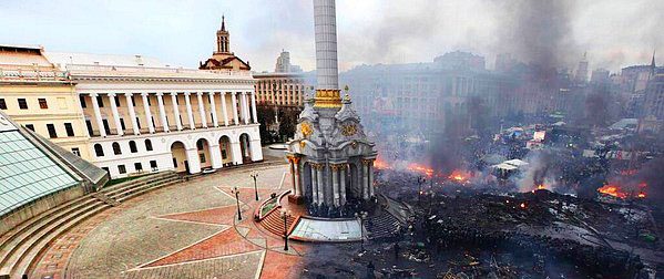 Kiev  Özgürlük Meydanı'nın ülkede çatışmalar başlamadan öncesi ve sonrasını gösteren bu fotoğraf sosyal medyada olaylara ilişkin en çok paylaşılan görseller arasında...