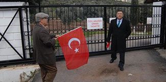 O villaların kapısına Türk bayraklarıyla dayandılar