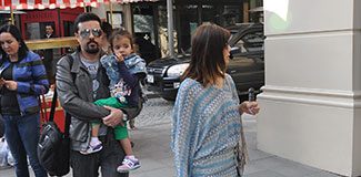 Burak kızını kucağından indirmedi