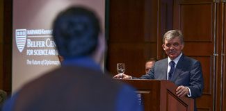 Gül'ü kızdıran sorunun sahibi Emrah Altındiş konuştu