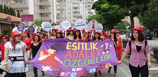 Kırmızılı Kadınlar'dan Gezi yürüyüşü