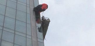 Sapphire'e paraşütçü takıldı