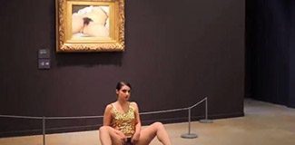 Müzede tablodaki gibi soyundu ve...