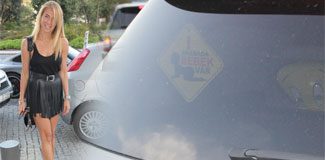 Burcu’nun arabasında bebek var!