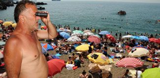Plajda erkek cankurtaran isyanı