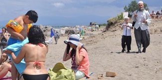 Plajdaki kadınlara 'kapanın' broşürü