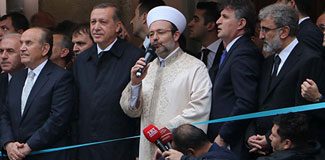 Diyanet İşleri Başkanı kandilleri karıştırınca