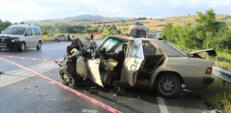 Otomobil ile minibüs çarpıştı: 3 ölü 5 yaralı