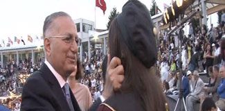 Mezuniyet törenine damgasını vurdu