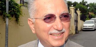 Ekmeleddin İhsanoğlu evinin önünde konuştu