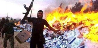 IŞİD sigaraları yaktı!