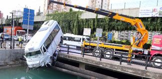 Minibüs köprüde asılı kaldı