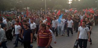 HDP Sakarya il binasına Türk bayrağı astılar