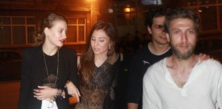 Arkadaşını önüne siper etti