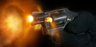 Kendini vuran arkadaşını öldürdü