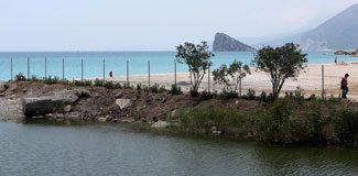 Antalya'da dikenli tel çekildi