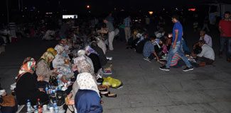 Polis aileleri adliye önünde iftar açtı