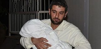 Kucağında oğlunun cesedi ile...