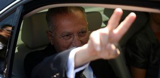 Ekmeleddin İhsanoğlu zafer işareti yaptı