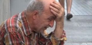 Ağlama numarası yaparak dilendi