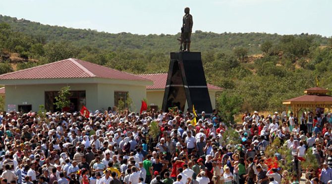 PKK'lının heykelini diktiler