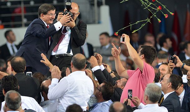Davutoğlu partililere teşekkür etti!