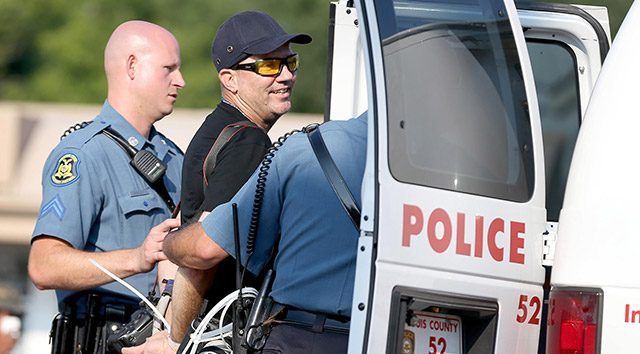 ABD polisi Ferguson'da gazetecileri gözaltına aldı