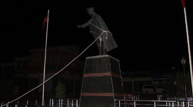 Van'da Atatürk heykeline saldırı