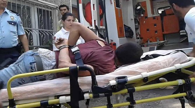 Bonzai içen genci polis linçten kurtardı