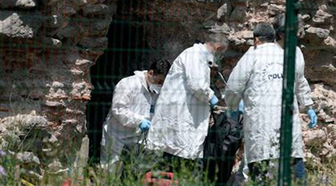 Öldürdüğü kişinin cenazesine gitti