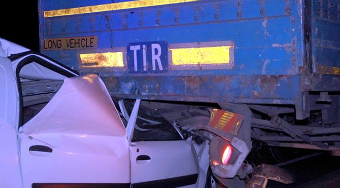 TIR'ın altında metrelerce sürüklendi