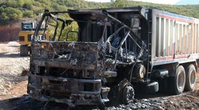 PKK şantiye bastı, araçları yaktı