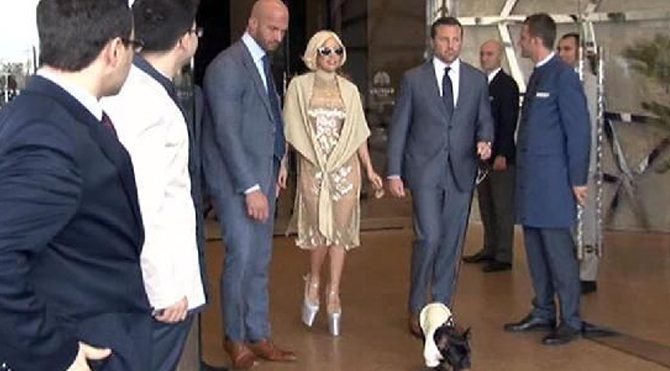 Lady Gaga ayrılırken yürekleri hoplattı!