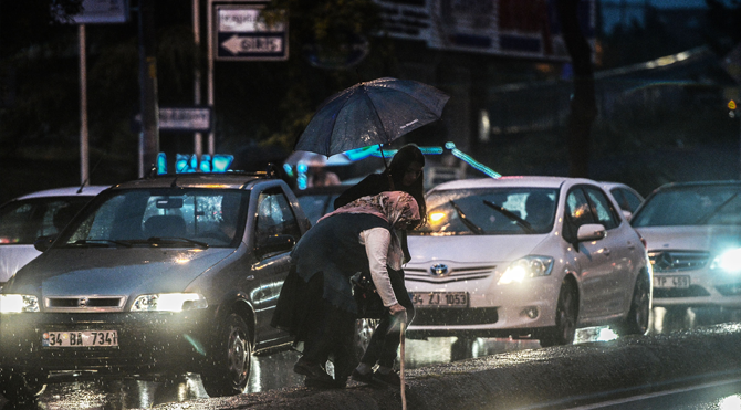 İstanbul'da sağanak yağış trafiği felç etti