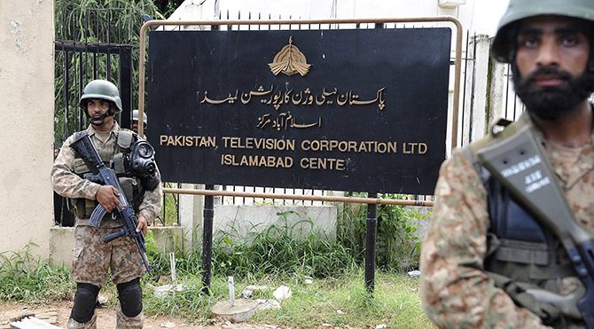 Pakistan'da eylemciler televizyon binasını işgal etti