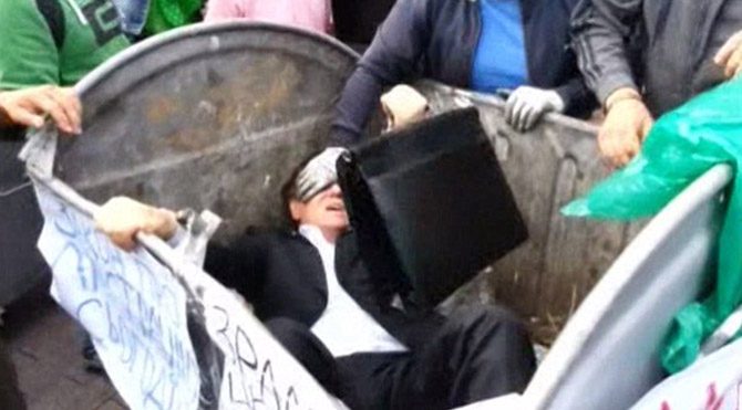 Ukrayna'da milletvekilini çöp kutusuna attılar
