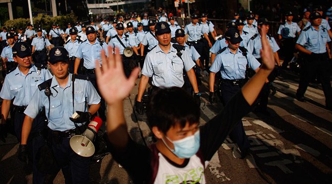 Hong Kong'da çevik kuvvet çekildi