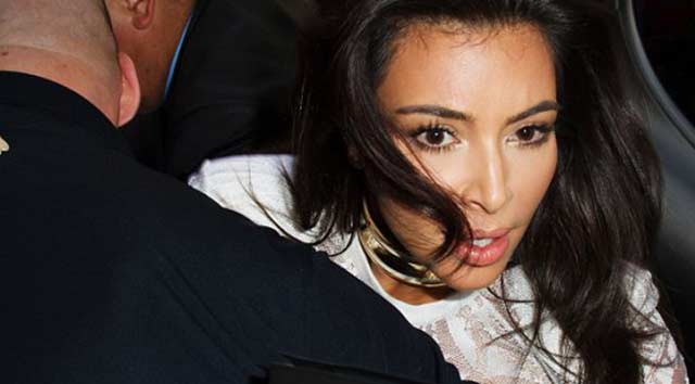 Kırmızı halıda Kim'in saçını çekti