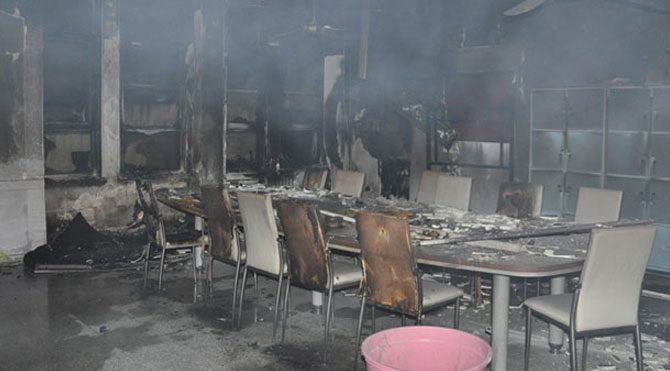 Cizre'de 4 okulu molotoflarla yaktılar
