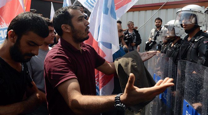 Rezidans önünde işçiden polise: Gaz sıkmayın!
