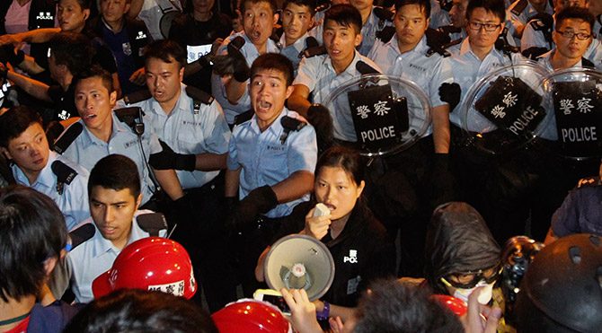 Hong Kong’da polis göstericilerle çatıştı