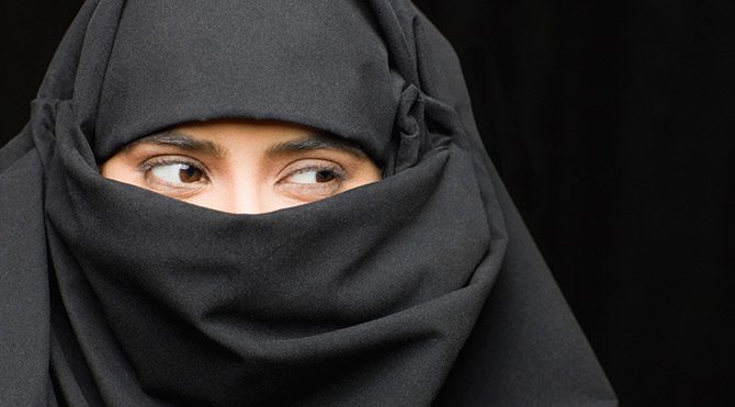 Burkalı kadını operadan kovdular