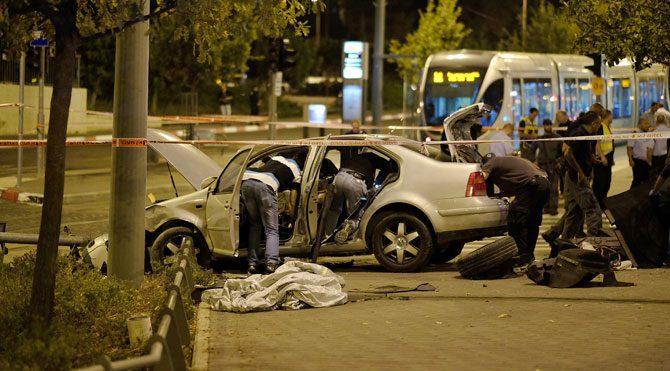 Tramvay durağına araçla daldı