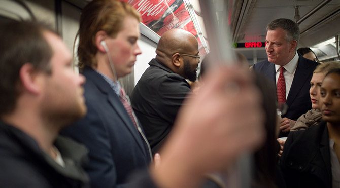 Başkan Ebola paniğini azaltmak için metroda